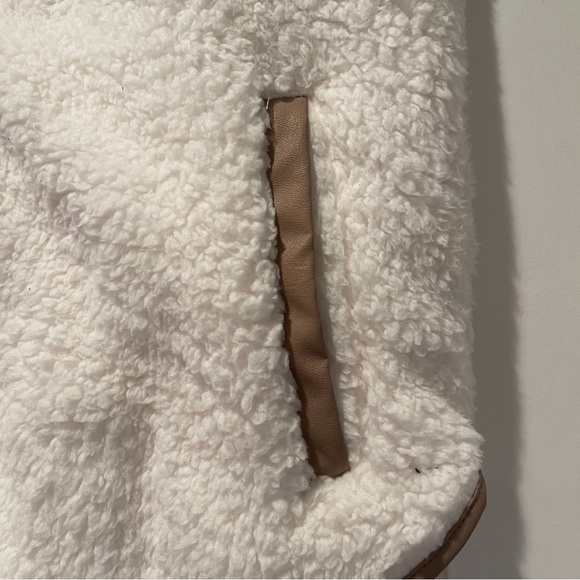 White Abercrombie & Fitch Cloud Sherpa Vest Large - Picture 5 of 6